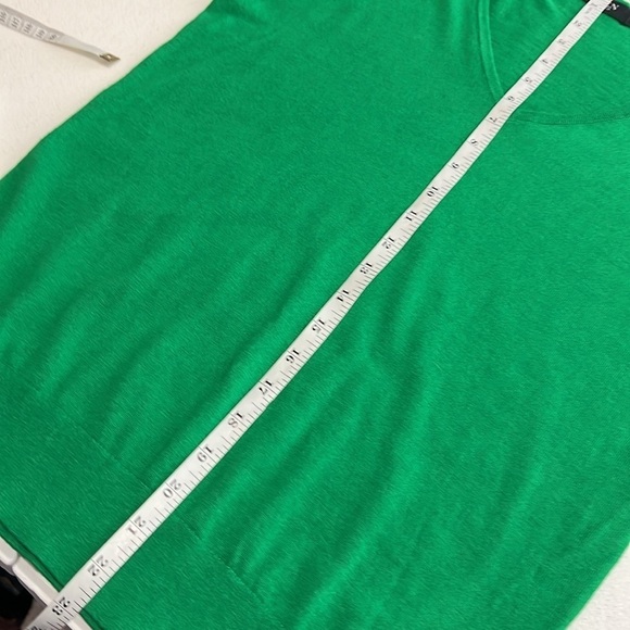 Lauren Ralph Lauren Black Label Sz M Sweater Emerald V Green Neck Ruffle Cuff - Picture 6 of 9